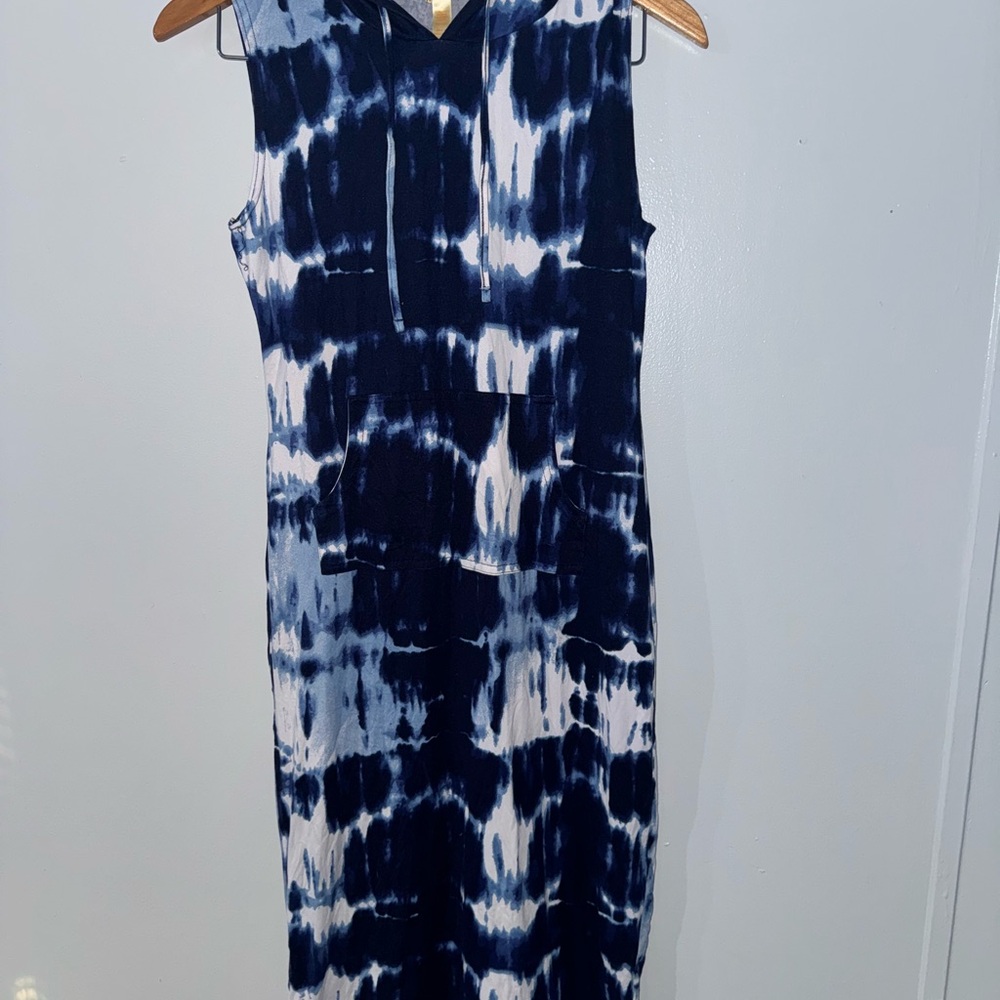 NYC Blue and White Sheath Maxi Dress with V-neck and Sleeveless Design